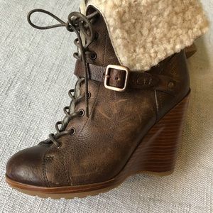 UGG Leather Caprera Wedge Bootie Sheepskin 5 Flint